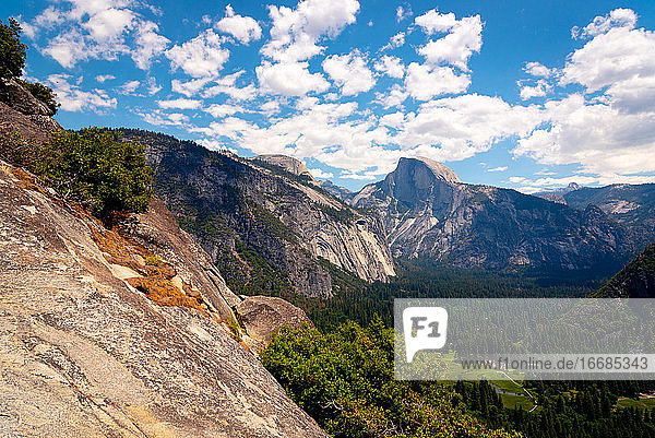 Half Dome erhebt sich über das Yosemite Valley