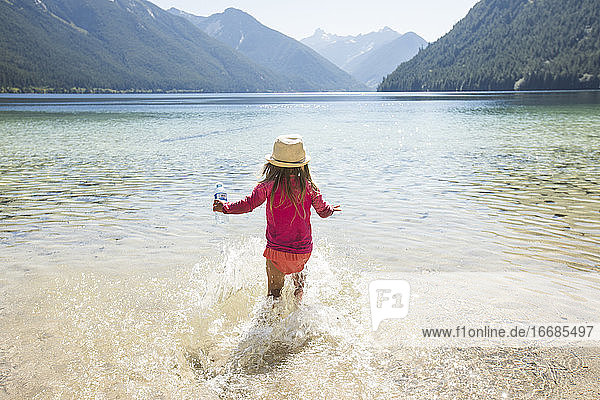 Rückansicht eines kleinen Mädchens  das in den Chilliwack Lake  B.C.  Kanada  läuft.
