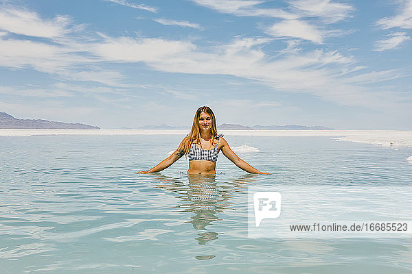 Junge Frau im Badeanzug bei der Erkundung der Bonneville Salt Flats.
