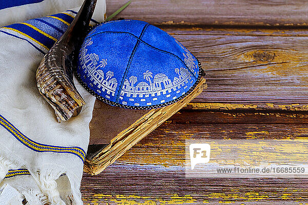 Orthodoxe jüdische betet Schal Tallit und Schofar jüdische religiöse Symbol Gebet Tora