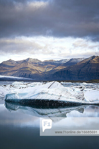 Blick auf Eisberge in der Gletscherlagune Jokulsarlon vor Bergen  Island