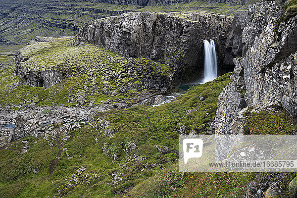 Idyllischer Blick auf den Wasserfall Folaldafoss  Ostregion  Island