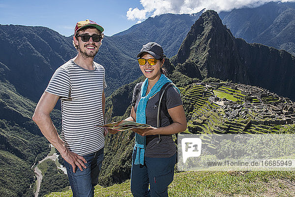 Paar in den Inka-Ruinen schaut lächelnd in die Kamera  Machu Picchu  Peru