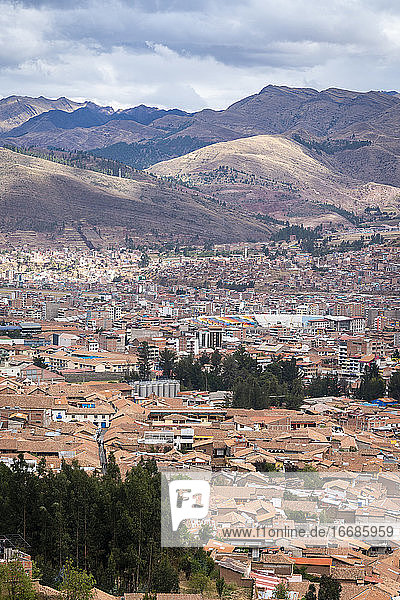 Blick von oben auf die Stadt Cusco mit Bergen im Hintergrund  Peru