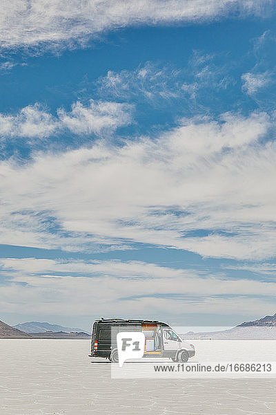 Wohnmobil auf den Bonneville Salt Flats in Utah während eines Sommerausflugs.