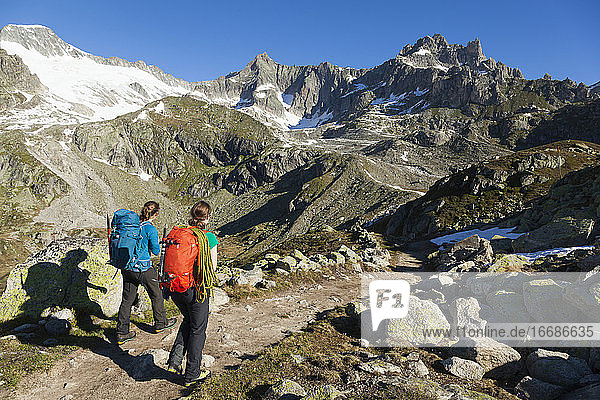 Bergsteiger wandern auf dem Weg über den Furkapass  Uri  Schweiz