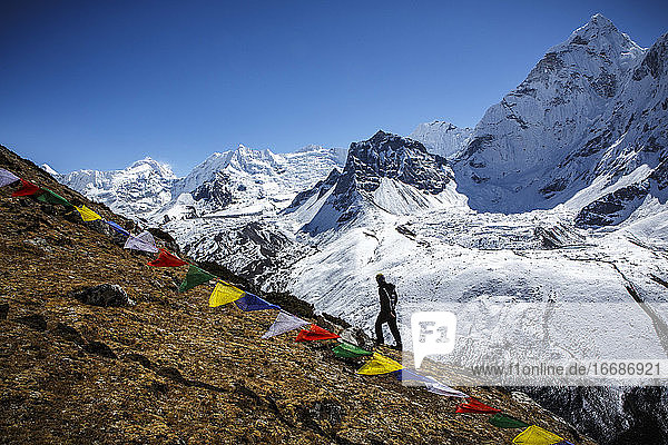 Ein Trekkingführer vor der Ama Dablam auf einer Wanderung zum Everest Base Camp
