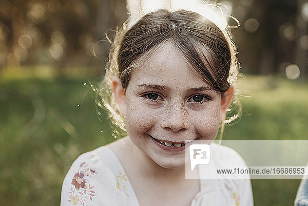 Close up Porträt der Schule im Alter von Mädchen lächelnd außerhalb
