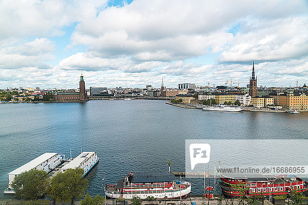 Blick auf Stockholm vom Skinnarviksberget im Sommer mit dem Rathaus