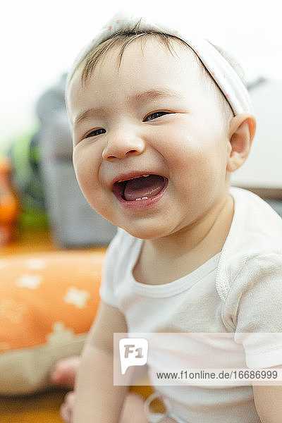 Nahaufnahme Porträt der bezaubernden asiatischen Baby Mädchen lächelt in die Kamera