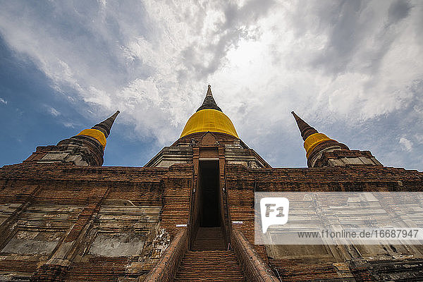 Treppe zur Pagode im Wat Yai Chaimongkol in Ayutthaya