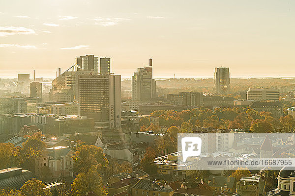 Blick auf die Skyline von Tallinn mit modernen Gebäuden am späten Nachmittag