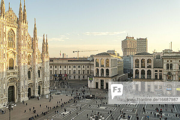 der Domplatz (Doumo) in Mailand von der Galleria Vittorio Emanuele II aus gesehen