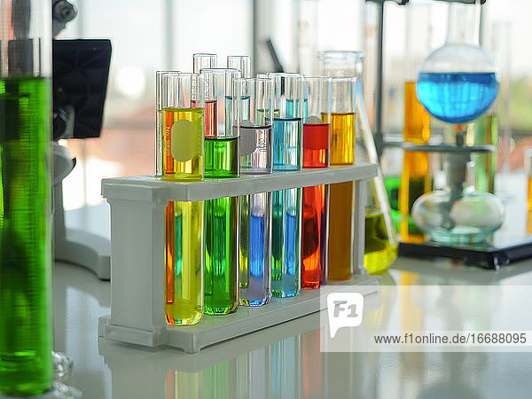 Reagenzgläser und andere Laborgeräte aus Glas