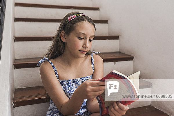Niedliches kleines Mädchen liest eine Geschichte
