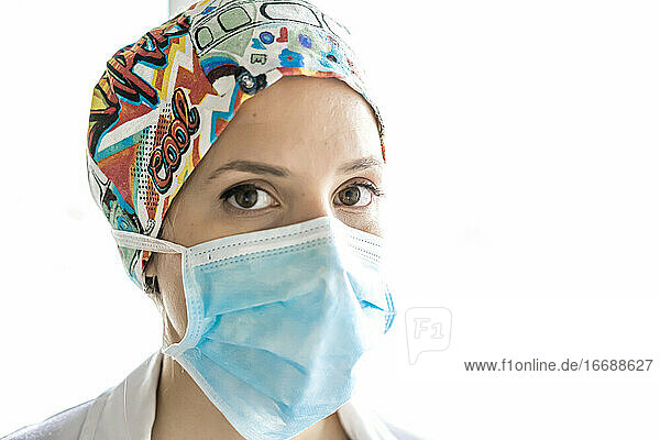 Junges medizinisches Fachpersonal mit Verfahrensmaske im Gesicht