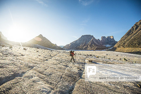 Rucksacktourist erkundet großen Gletscher und Berge auf Baffin Island.
