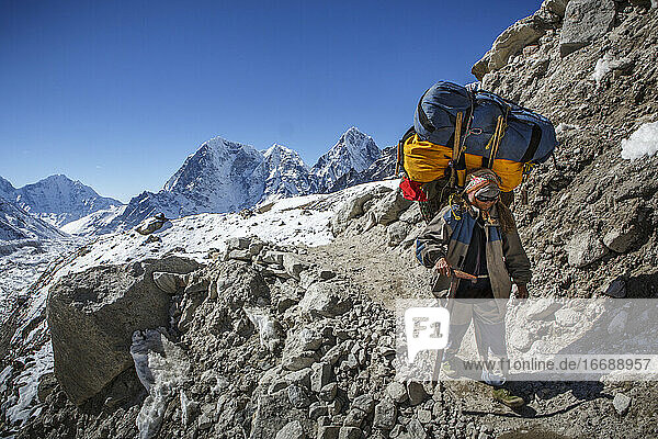 Ein Träger nähert sich dem Everest-Basislager im nepalesischen Khumbu-Tal.