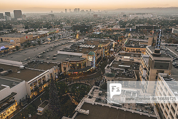 Das Grove Shopping Center in Los Angeles am Sunset mit Geschäften und der Hollywood Skyline in der Ferne