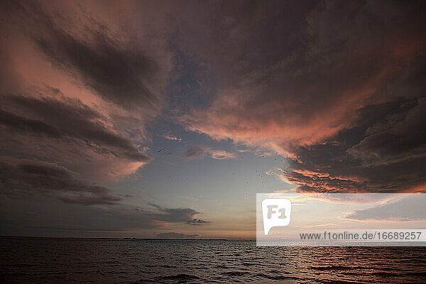 Sturmwolken und ein strahlender Sonnenuntergang über dem Golf von St. Petersburg  FL
