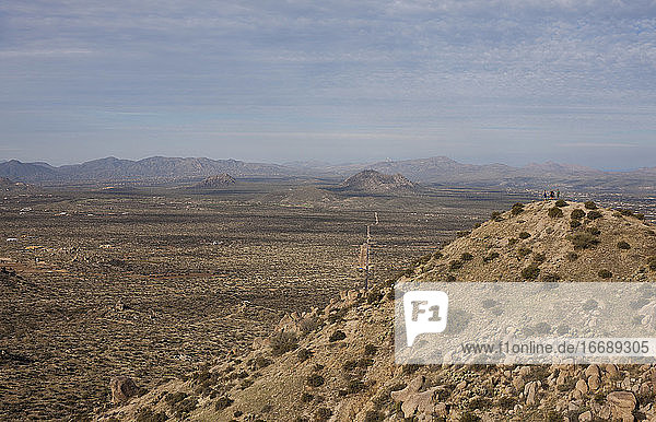 Wanderer an einem Aussichtspunkt auf dem Tom's Thumb Trail in Scottsdale  Arizona  USA