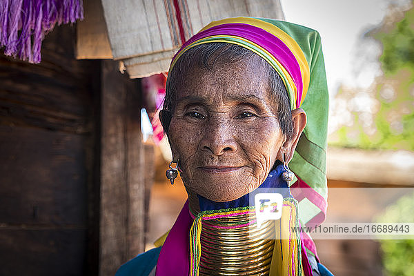 Porträt einer älteren birmanischen Frau vom Stamm der Kayan  Loikaw  Myanmar