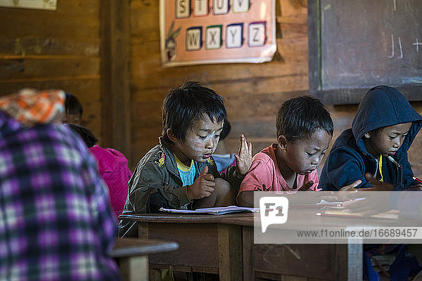 Jungen zählen die Finger beim Mathematikunterricht in der Grundschule im Dorf Kayan  Loikaw  Myanmar