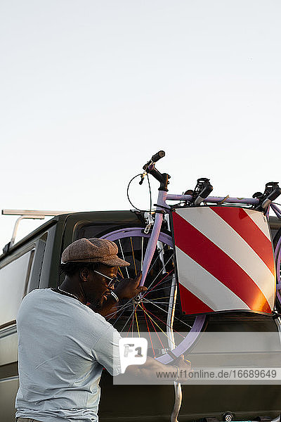 Afroamerikanischer schwarzer Mann mit Fahrrädern in seinem Wohnmobil