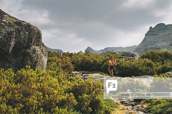 Ein junger Mann mit Rucksack wandert in der Sierra de Gredos  Avila  Spanien