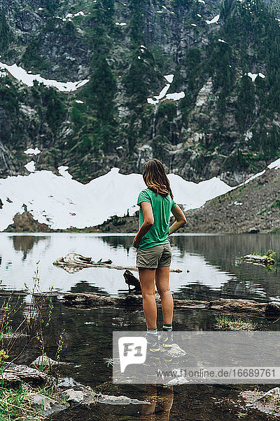 Wanderer bewundert Wasserfälle am Bergsee in Washington