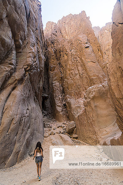 Junge Frau beim Spaziergang im Weshwash-Tal  Südsinai-Bergwüste