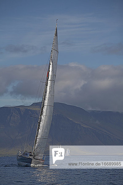 Segelboot kippt bei Wind in der Nähe von Reykjavik