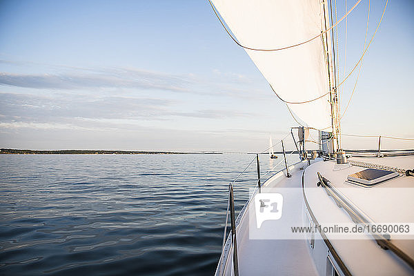 Bootsfahrt während der goldenen Stunde des Sonnenuntergangs im Sommer