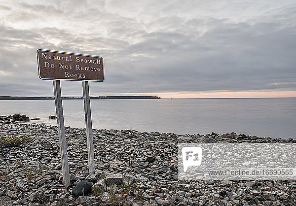 Schild  das Touristen daran erinnert  keine Felsen vom Ufer zu entfernen  Acadia  Maine