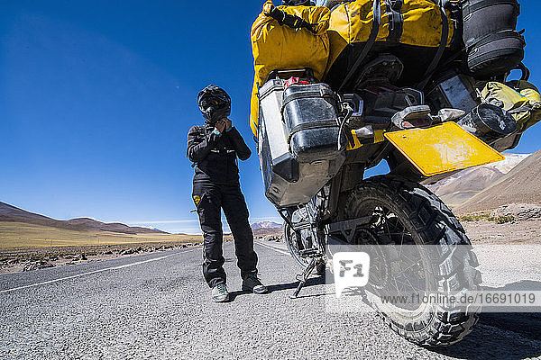 Frau  die sich auf eine Fahrt mit ihrem Tourenmotorrad in Chile vorbereitet