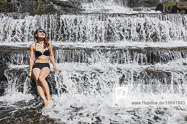 schöne Frau am Pongour-Wasserfall in der Nähe von Da Lat in Vietnam