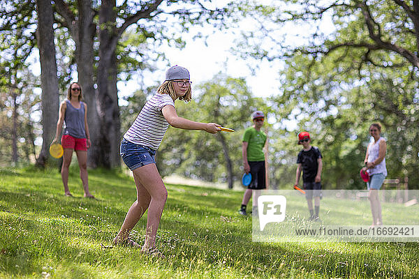 Ein junges Mädchen spielt Frisbee-Golf auf einem Platz in The Dalles  Oregon.