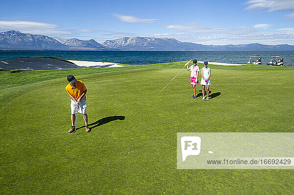 Drei Personen spielen Golf in Edgewood Tahoe in Stateline  Nevada.