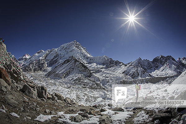 Ein Wanderer macht eine Fotopause auf dem Weg zum Everest Base Camp  Nepal.