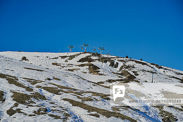 Formigal Skistation mit der Station mitten im Schnee