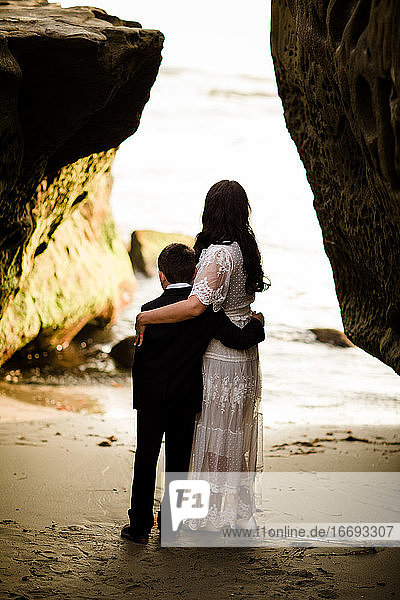 Mutter und Sohn umarmen sich am Strand von San Diego
