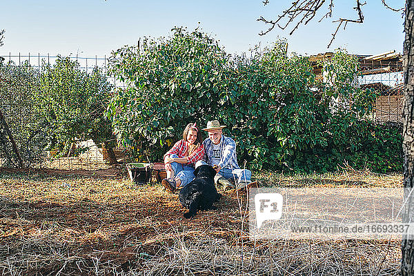 Ein junges Paar macht eine Pause von der Arbeit auf dem Lande