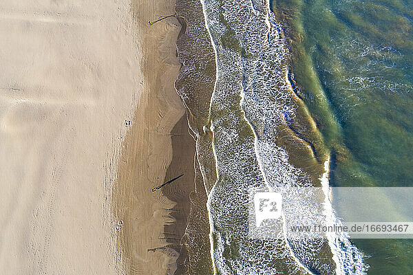 Abstrakte Luftaufnahme des Strandes von Valencia mit Wellen