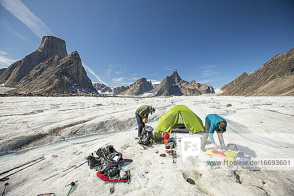 Bergsteiger packen ihre Sachen  um sich auf einen Klettertag vorzubereiten