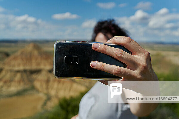Eine Frau macht ein Selfie mit ihrem Mobiltelefon in der Wüste Bardenas Reales in Spanien