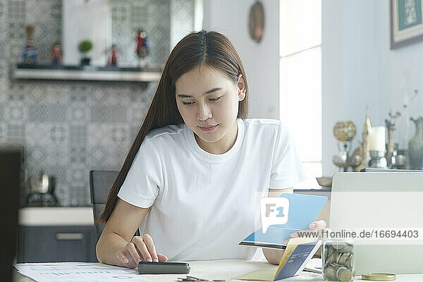 Attraktive junge Asiatin  die zu Hause arbeitet.