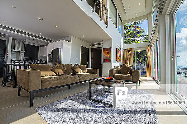 Wohnzimmer einer Luxusvilla in Phuket