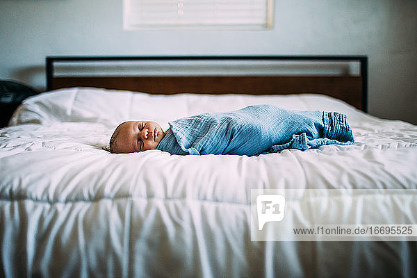 Zentrum Porträt von Neugeborenen schlafen auf dem Bett