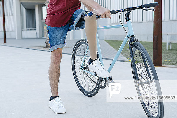 Behinderter Mann fährt Fahrrad auf der Straße