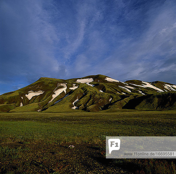 grüner Berg im Fjallabak-Gebiet im Hochland von Island